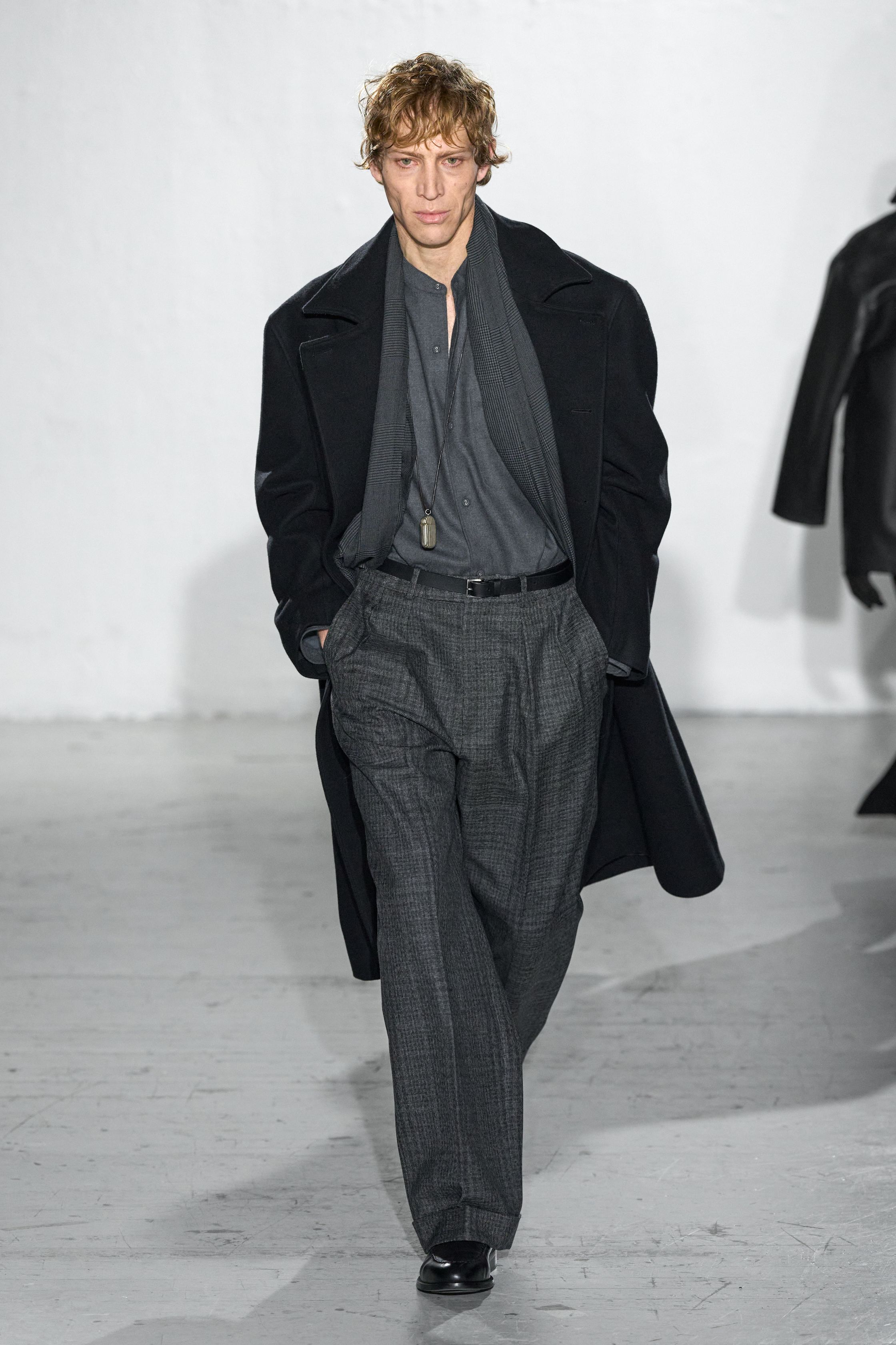 Officine Générale 2026秋冬回归品牌最核心的“日常优雅”。中性色调、柔软廓形与精确比例构成低调而成熟的男装体系，服装不强调瞬时视觉冲击，而强调穿着后的长期状态。整体呈现一种安静、自信且无需证明的男性形象，体现巴黎式理性与生活感的平衡，是典型的“静奢”男装范本-顽石频道趋势研究
